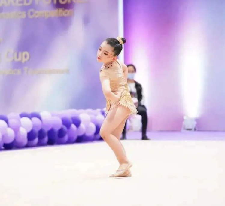 少儿体操，扬起梦想的弧度(图文)